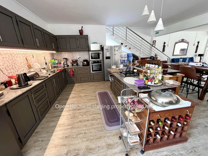 MAURITIAN VILLA in Grand Baie, 300m² living space, 353m² land, 3 bedrooms, office, garden, parking, close to schools,...