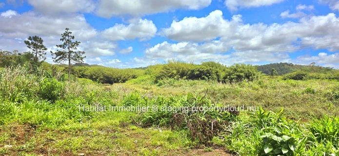 Discover this beautiful residential plot of 288 toises in Midlands, ideally located by the river, offering a peaceful...