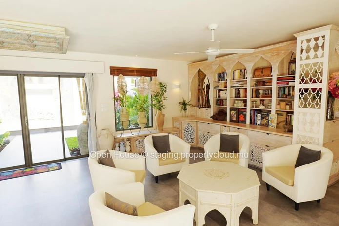 Villa PDS à vendre à Grand Baie, 378m², terrain 1 000m², piscine privée, bureau, options web, accessible aux étrangers.