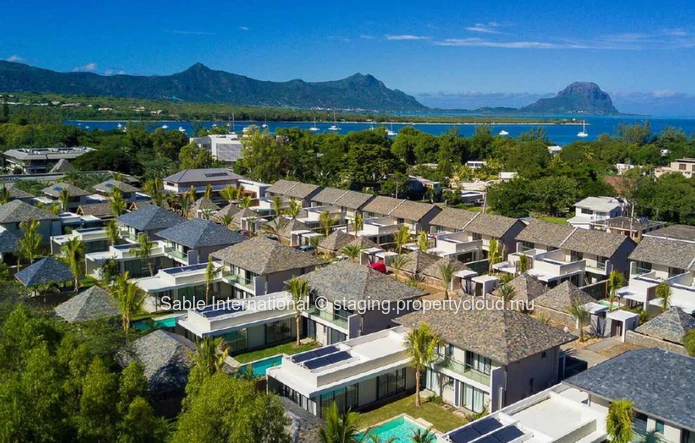 Villa PDS 181m², 3 chambres, piscine privée, proche bus et golf, meublée, climatisée, lumineuse.  à Rivière Noire.