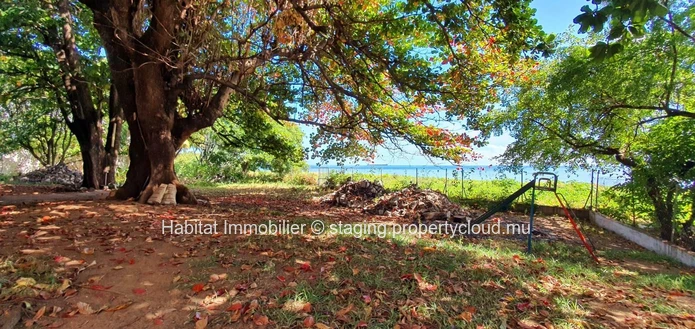 FOR SALE - Charming unfurnished beachfront family house of 400 m2 on a leasehold land of 1 arpent 16 enjoys a wonderf...