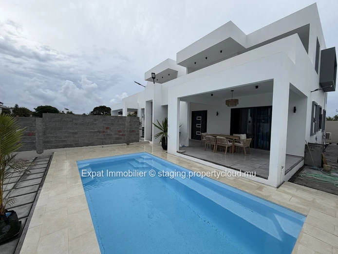 New contemporary villa with terrace, pool, and garden – Close to the beach