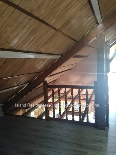 Jolie maison de charme avec toit 2 pans et charpente apparente dans un environnement calme et proche des commerces