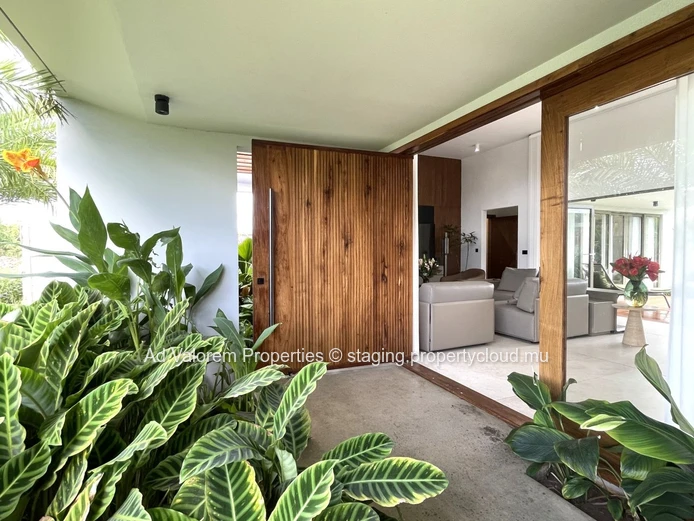 Villas neuves avec piscine privée à proximité immédiate de la mer