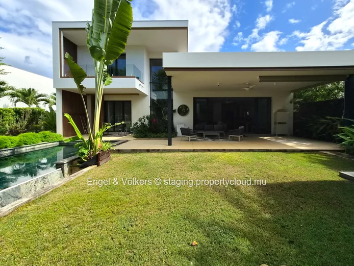 Stylish West Coast Villa Close to Beaches & Amenities