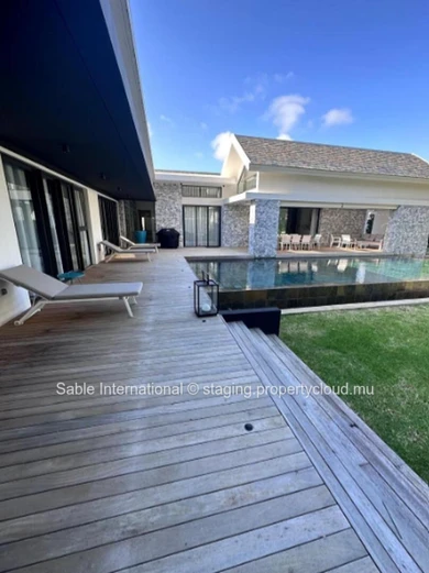 Villa à vendre Pereybere, 438m², 4 chambres, piscine privée, proche commodités. Climatisée, garage.