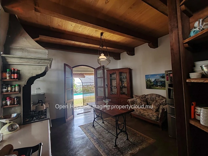 VILLA MAURICIEN à vendre à Tamarin, Rivière Noire. 390m², 4 chambres, piscine privée, cuisine équipée, jardin.