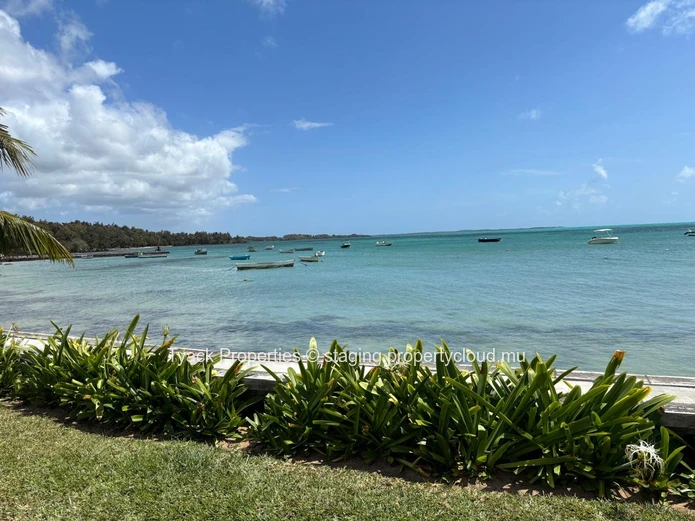 Penthouse avec Vue Mer à Vendre à Roches Noires – Accès Ascenseur Privé