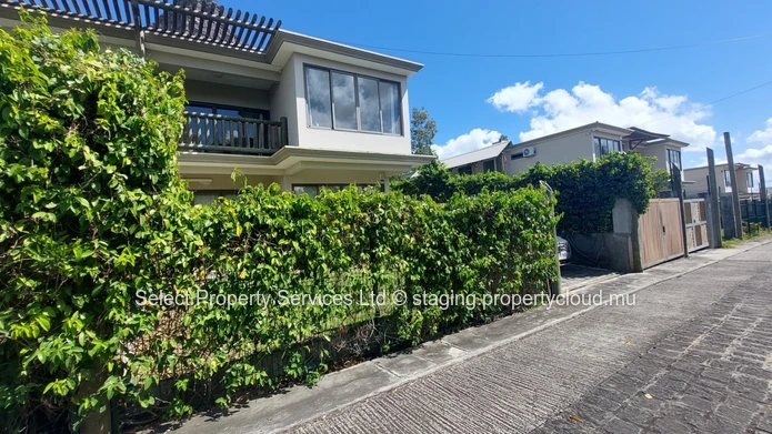 Apartment with private garden for sale, Quatre Bornes
