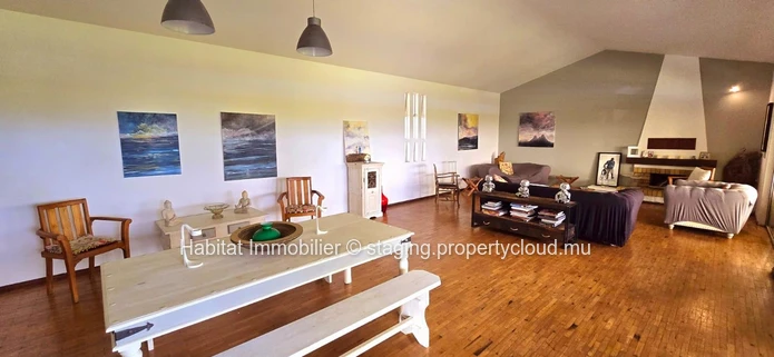 HOUSE TO RENOVATE This house of 250m2 on a plot of land of 888 toises is located in a highly residential area in Flor...