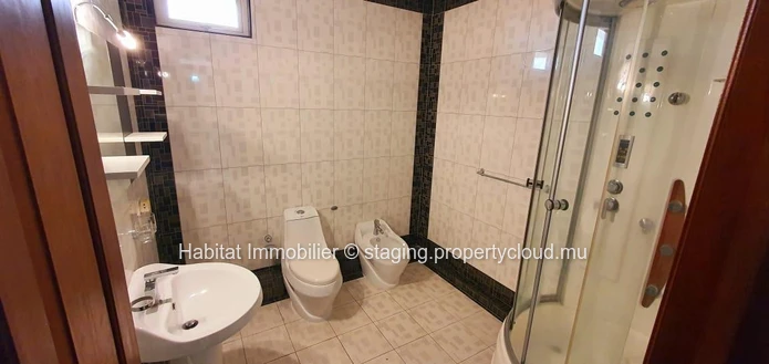 A VENDRE - Magnifique appartement (avec ascenseur) meublé et équipé de 151 m2 idéalement situé dans une résidence séc...