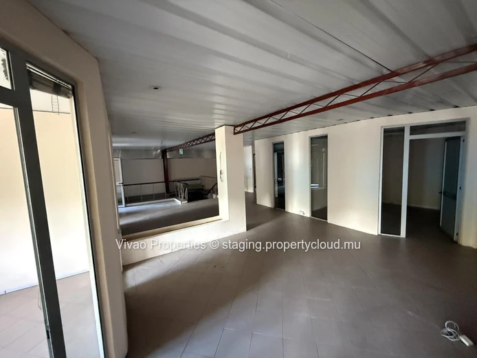 Industrial warehouse for sale in Pailles, area of 1580m² on a plot of 2533m² with the option of additional developmen...