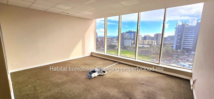This exceptional unfurnished office of 940m2 located in the heart of the Cybercity of Ebene