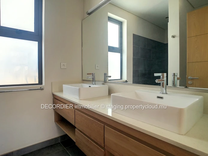 Contemporary villa located in a secure residence, accessible to foreigners (Sole Mandate)