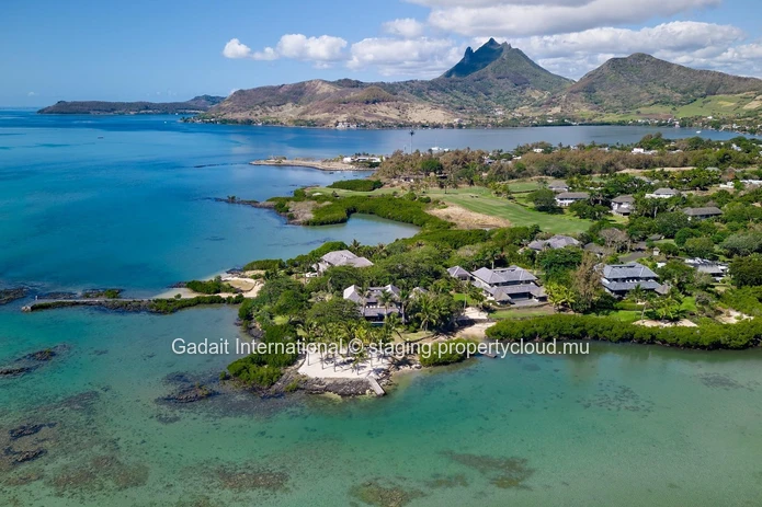 Invest in luxury on the west coast of Mauritius with this 630 m² villa offering ocean views