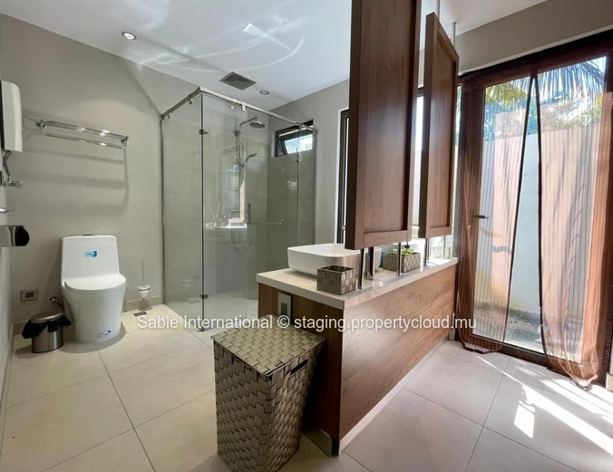 Maison à vendre à Péreybère, 250m², 3 chambres, piscine privée, proche des commodités