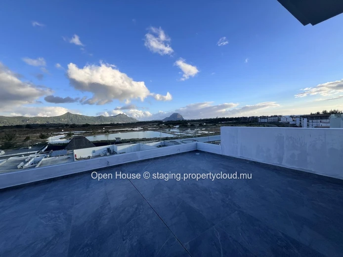 Penthouse face à la mer à Rivière Noire, 280m², 3 chambres, piscine privée, vue mer panoramique.