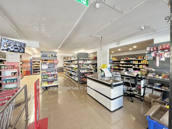 Bâtiment commercial de 287 m² 2 minutes de la plage à vendre à Riambel