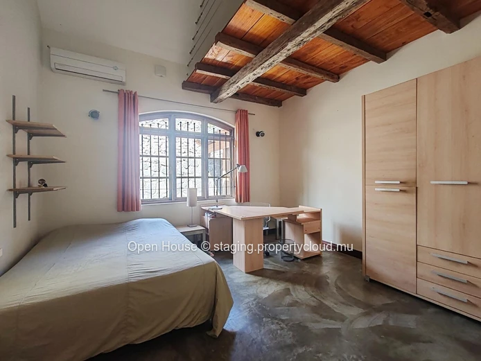 VILLA MAURICIEN à vendre à Tamarin, Rivière Noire. 390m², 4 chambres, piscine privée, cuisine équipée, jardin.