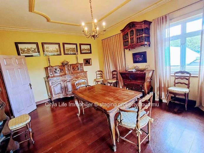 Deux Maisons à vendre à Floréal, d'une superficie totale de 1 146m² habitables, sur un terrain de 3 750m², 7 chambres...