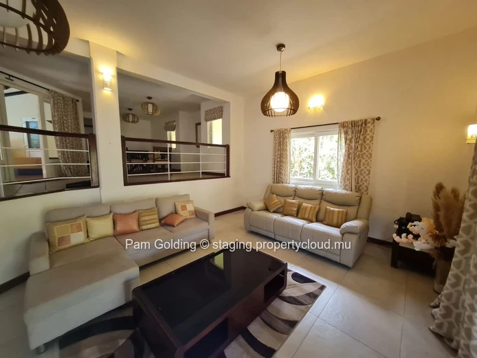 Bright 4-Bedroom Family Home with Garden & Pool