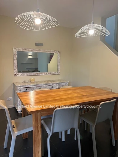 Maison meublée 4 chambres avec bureau à louer à Moka