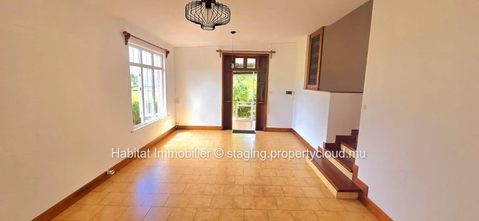 Découvrez cette charmante maison non meublée d'environ 200 m² à Curepipe
