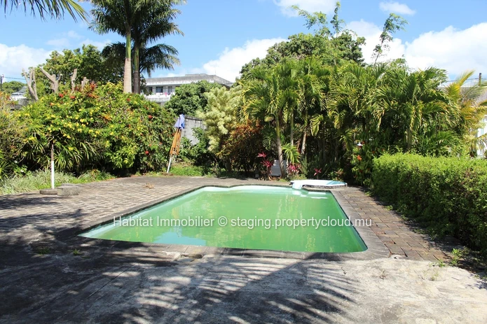 FOR SALE - Spacious wooden colonial house of 325 m2 in Vacoas. 