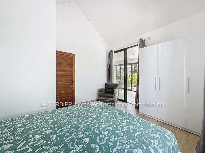 À vendre élégante maison de plain-pieds avec piscine