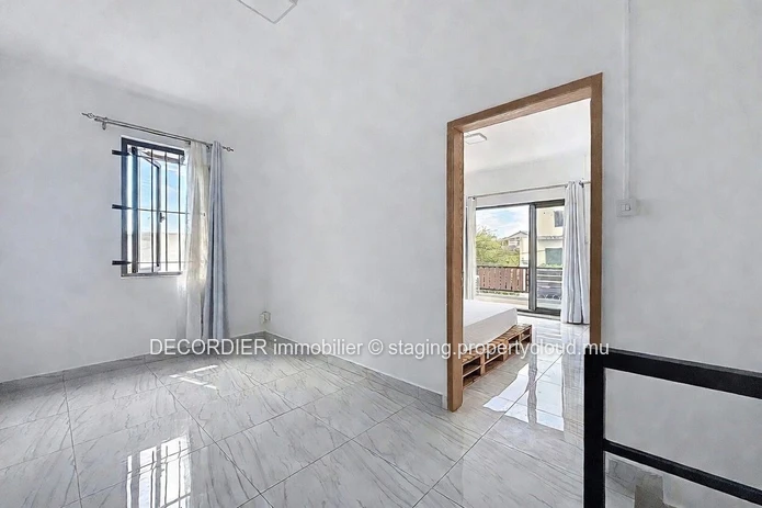 Maison moderne avec piscine privée.
