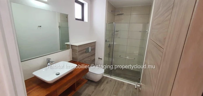 TO RENT - Beautiful beachfront apartment of 133 m2 furnished and equipped on the ground floor located in Belle Mare