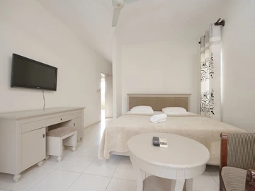 25 Bedroom Hotel