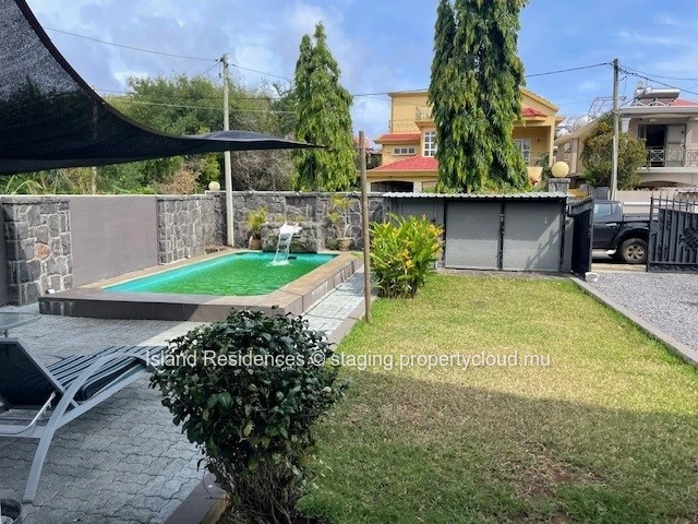 Furnished house in a good residential area. 4 bedrooms, swimming pool and parking.