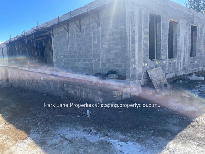Maison de luxe moderne en construction dans un domaine privé exclusif – Disponible mi-février 2025