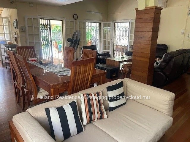 Fully furnished villa with 3 bedrooms, pool and parking within walking distance of Mon Choisy beach