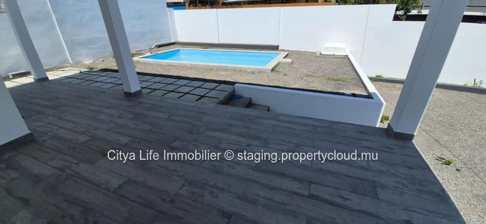 Maison à vendre à Grand Gaube, 250m², terrain de 520m², 4 chambres, piscine privée. Prix : Rs.