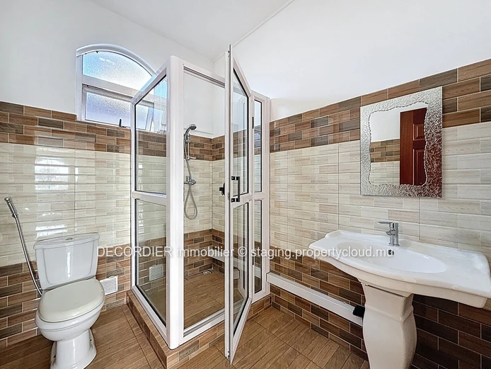 Large 287 m² house for sale