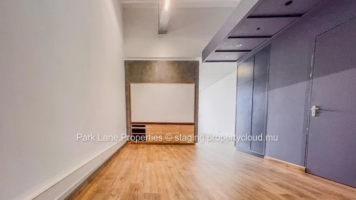 Modern office space with prime visibility & access in Phoenix