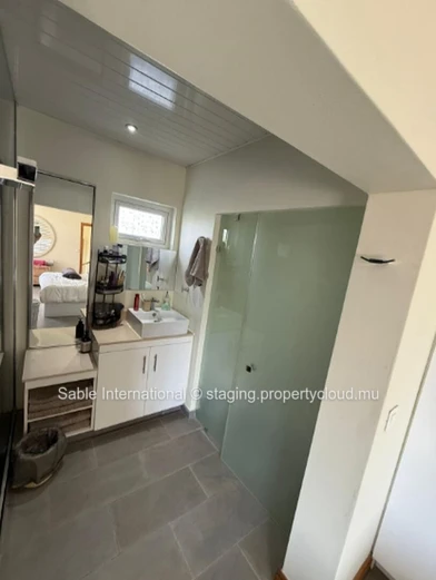 Penthouse à vendre à Péreybère, 174m², 3 chambres, piscine commune, front de mer, meublé, climatisé.