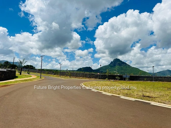  In the heart of the prestigious Flic-en-Flac, own a piece of paradise in an upscale residential neighborhood. 