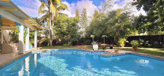 Discover this spacious furnished and equipped house of 350 m², on a plot of 233 toises (20 perches), just a few minut...