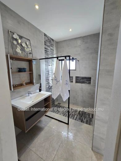 Exceptional penthouse with private rooftop in Pereybere – Sea & mountain views