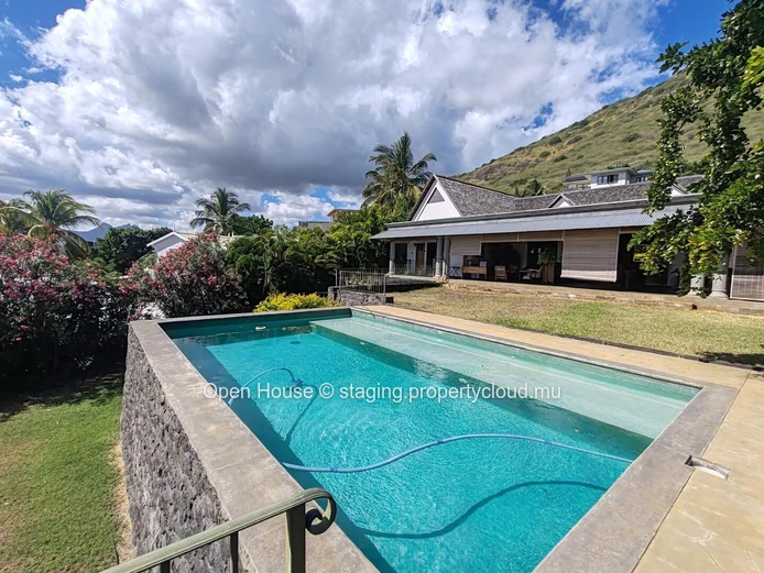 VILLA MAURICIEN à vendre à Tamarin, Rivière Noire. 390m², 4 chambres, piscine privée, cuisine équipée, jardin.
