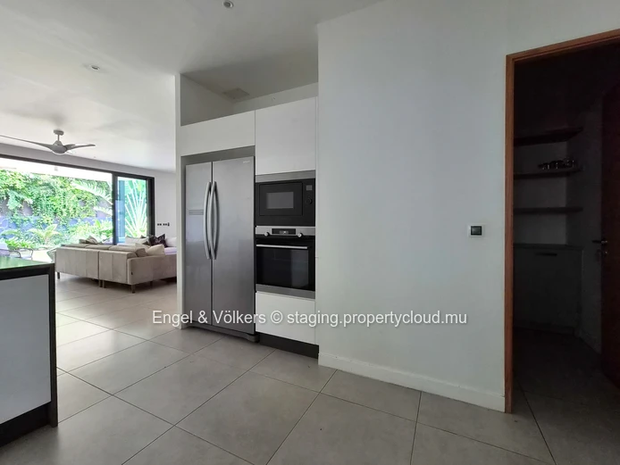 Stylish West Coast Villa Close to Beaches & Amenities
