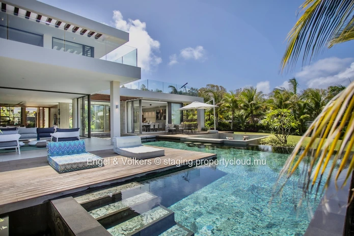 Refined Tropical Living in a Prestigious Golf Estate