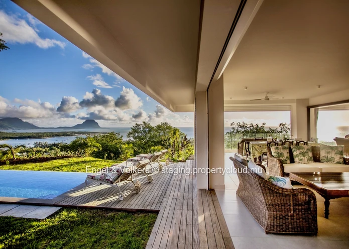 Luxurious Villa with Breathtaking Panoramic Sea Views
