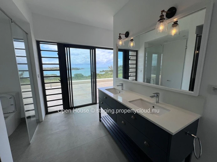 Luxurious penthouse, 3/4 bedrooms, private and communal pool, boat parking and launching ramp. Sea and island views.