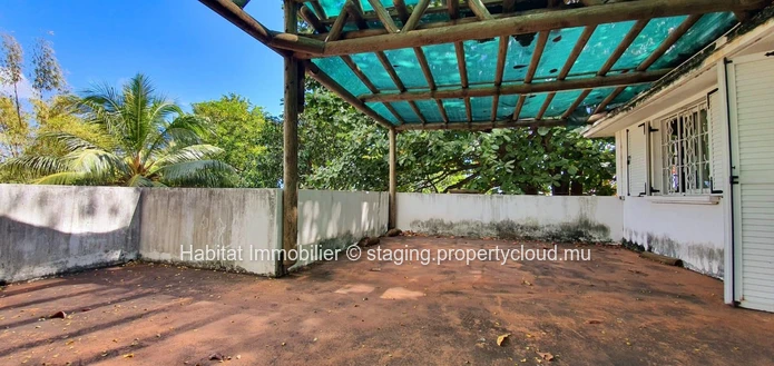 FOR SALE - Charming unfurnished beachfront family house of 400 m2 on a leasehold land of 1 arpent 16 enjoys a wonderf...