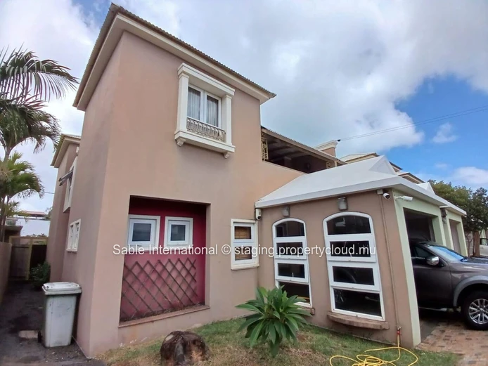 Villa for Rent in Péreybère with Communal Pool, Garden, and Modern Amenities - Ideal for Families