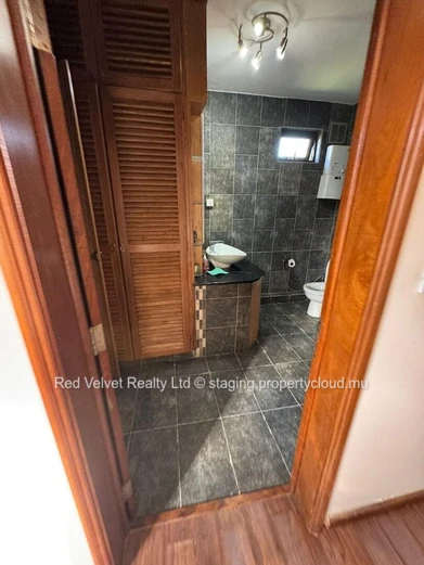 Appartement à vendre à Quatre Bornes,110m², 3 chambres, proche de tous services. Prix: Rs.